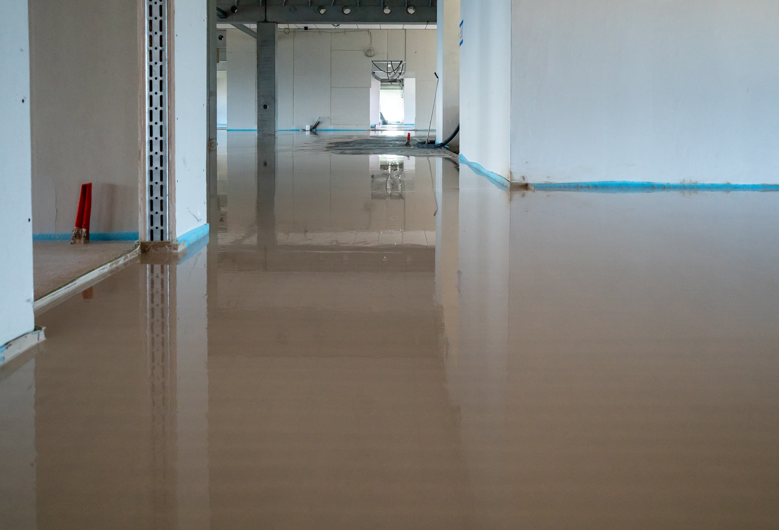 Laying a resin floor